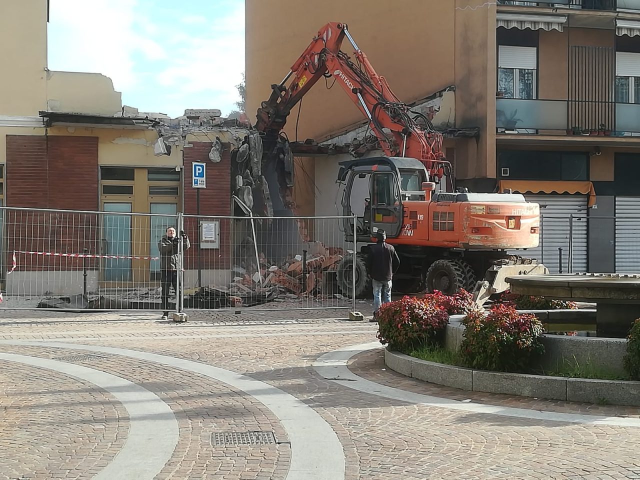 Demolito l’ex “Circolo”, se ne va un pezzo di storia di Peregallo