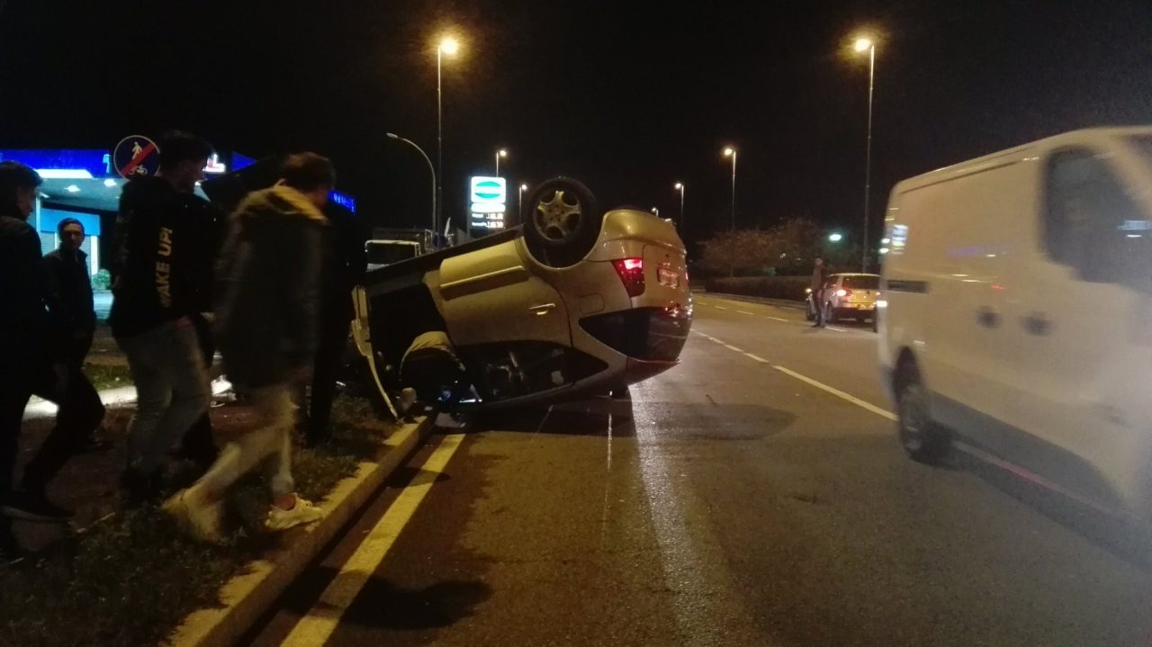 Colpo di sonno, auto ribaltata