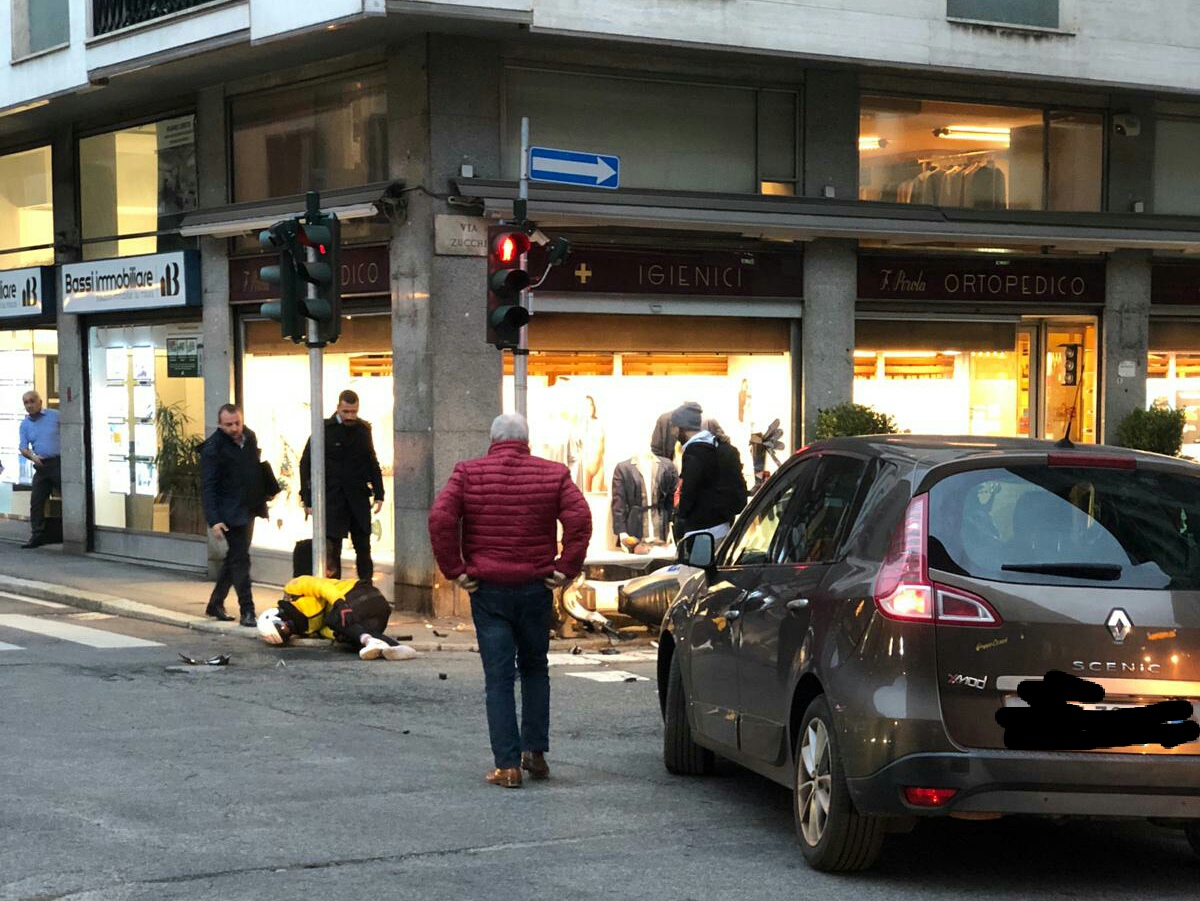 Incidente tra auto e moto in via Manzoni