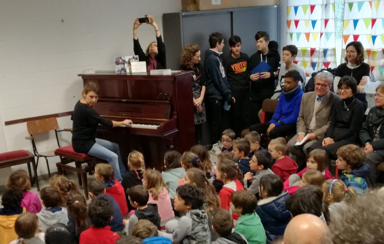 Dona un piano alla scuola in ricordo della moglie VIDEO