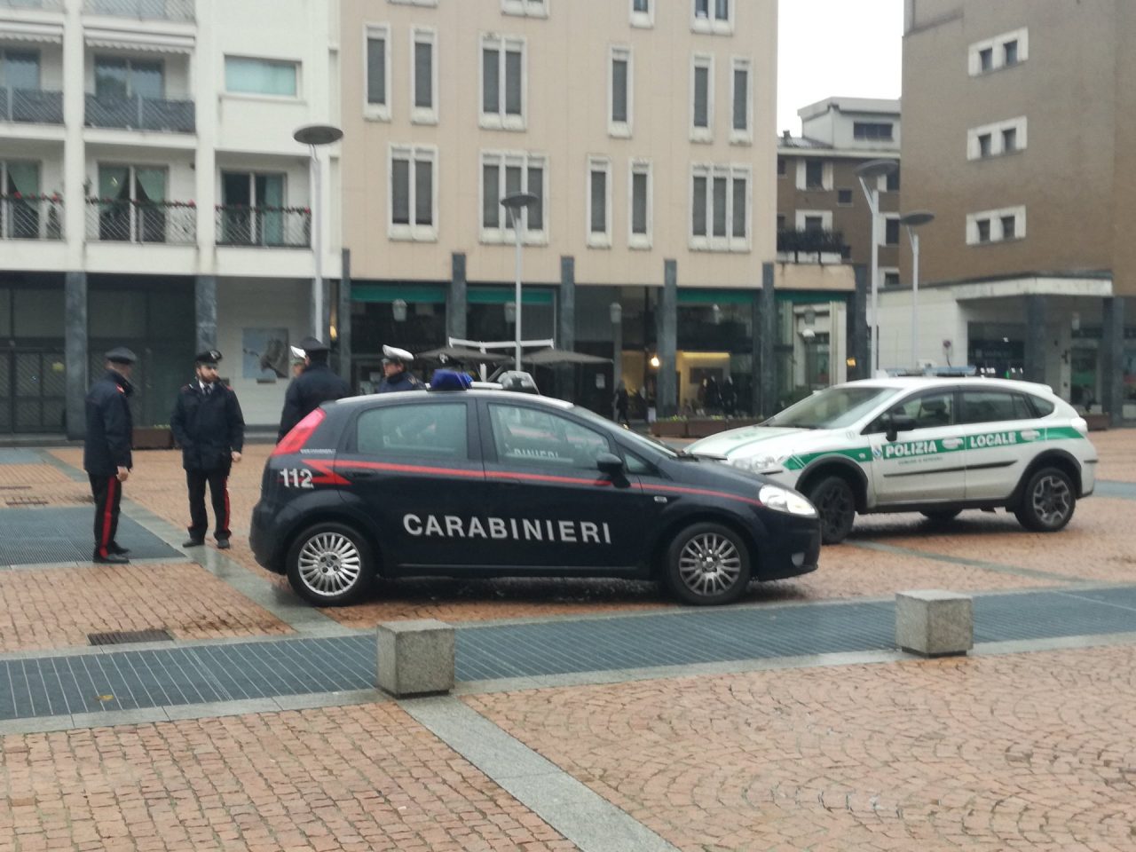 Lite con bastoni e catene in piazza a Seregno FOTO