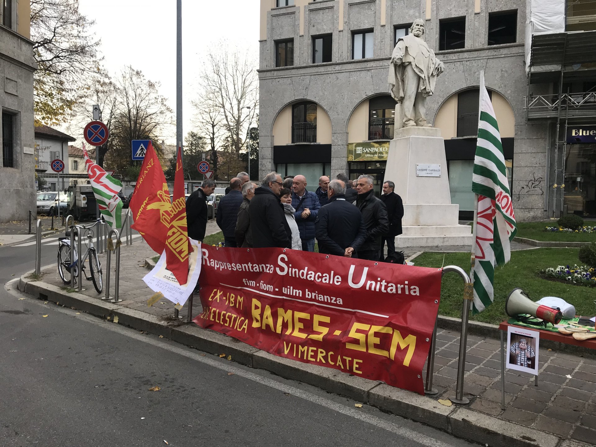 Vimercate ex lavoratori Bames e Sem presidio davanti a Tribunale di Monza per attesa rinvio a giudizio proprietari e dirigenti per bancarotta