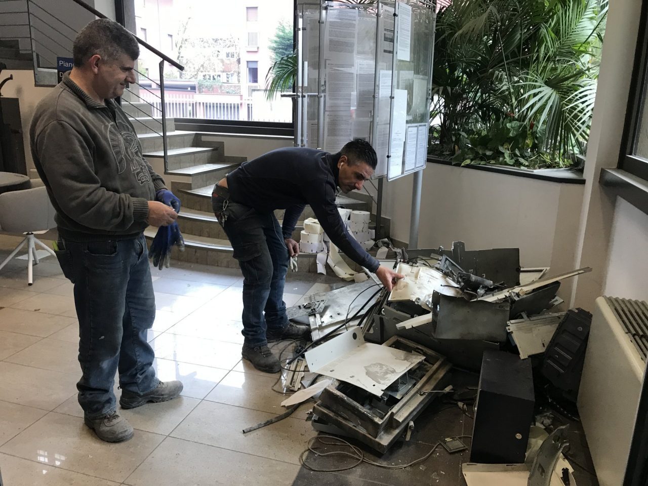 I ladri fanno saltare il bancomat, colpo grosso a Vimercate VIDEO