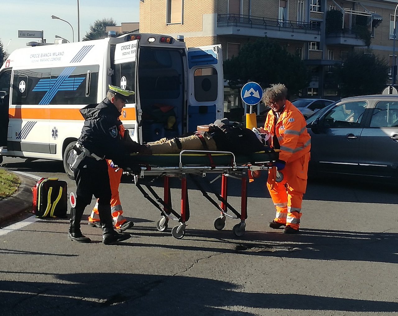 Giornalista in bicicletta investito da un’auto FOTO