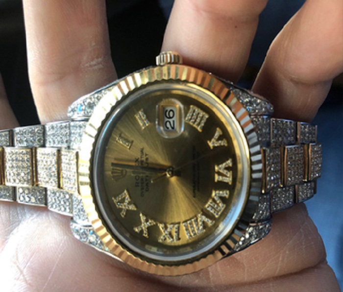Finge  di sedurre un anziano e gli ruba l’orologio