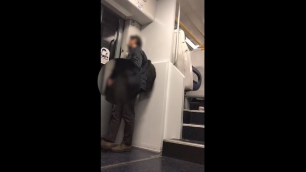 Maniaco si tocca davanti a una studentessa in treno VIDEO