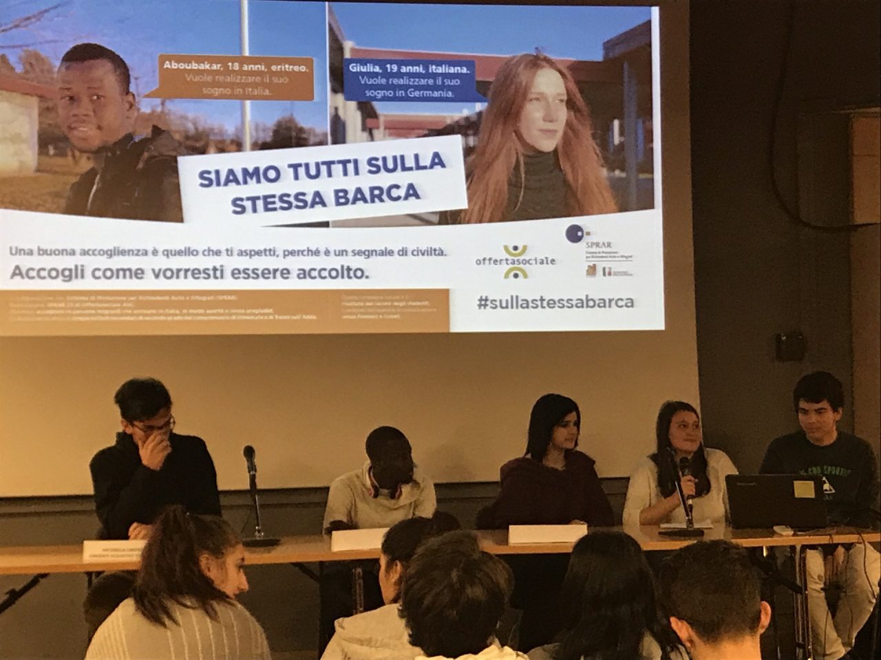 In strada cartelloni pubblicitari degli studenti del Nizzola di Trezzo pro integrazione FOTO
