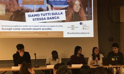 In strada cartelloni pubblicitari degli studenti del Nizzola di Trezzo pro integrazione FOTO