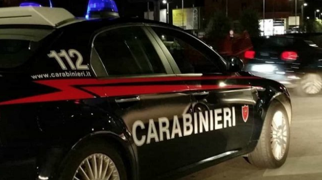 Difende il figlio dai bulli, inseguito e massacrato di botte