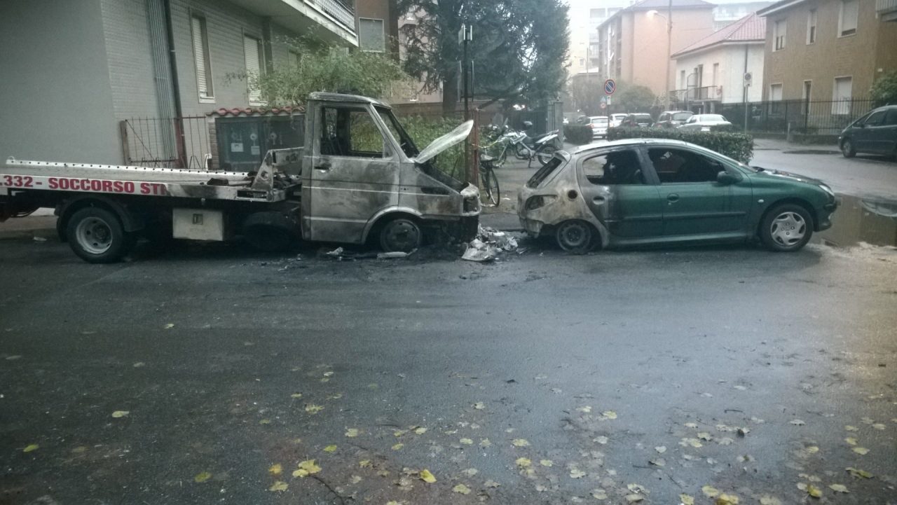 Carroatrezzi e auto in fiamme alle prime luci dell’alba in via Grandi