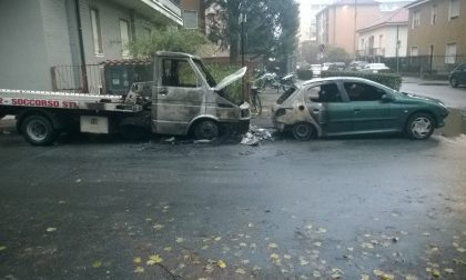 Carroatrezzi e auto in fiamme alle prime luci dell'alba in via Grandi