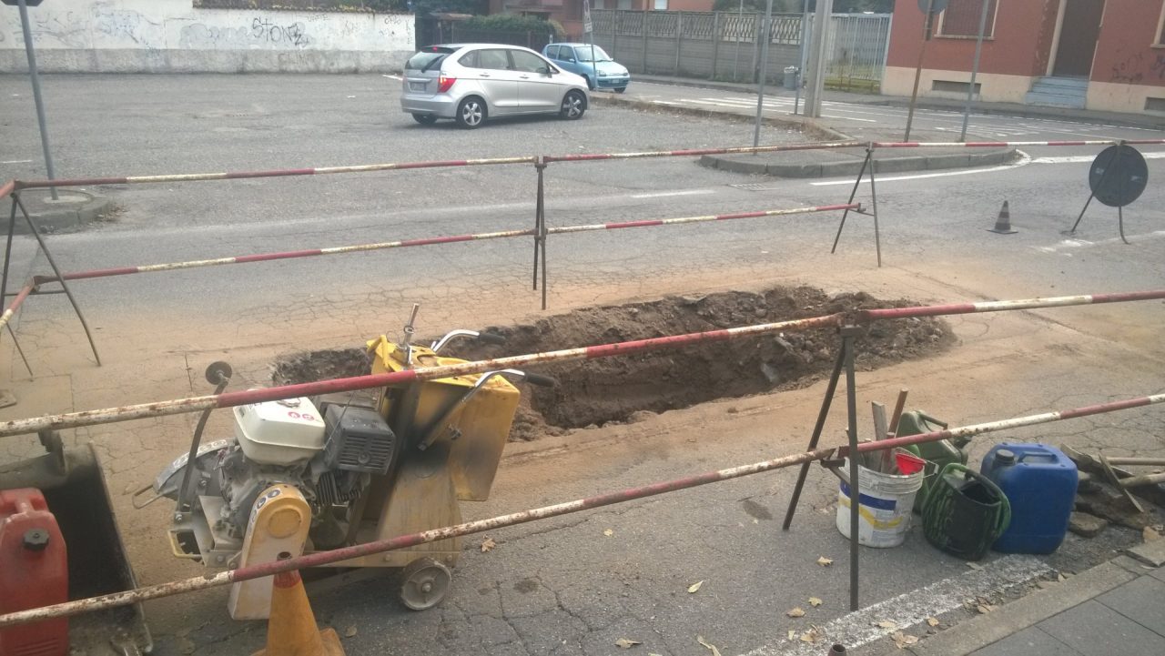 Lissone e Muggiò unite per la buca “cratere” di via Generale Giardino FOTO