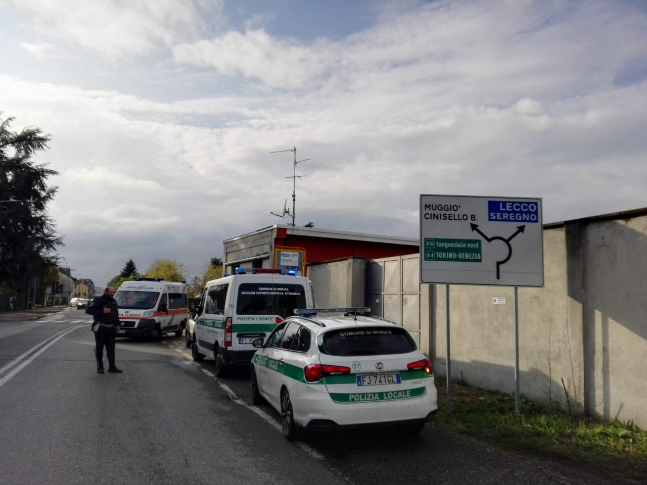 Ciclista 76enne investito mentre percorre la rotonda