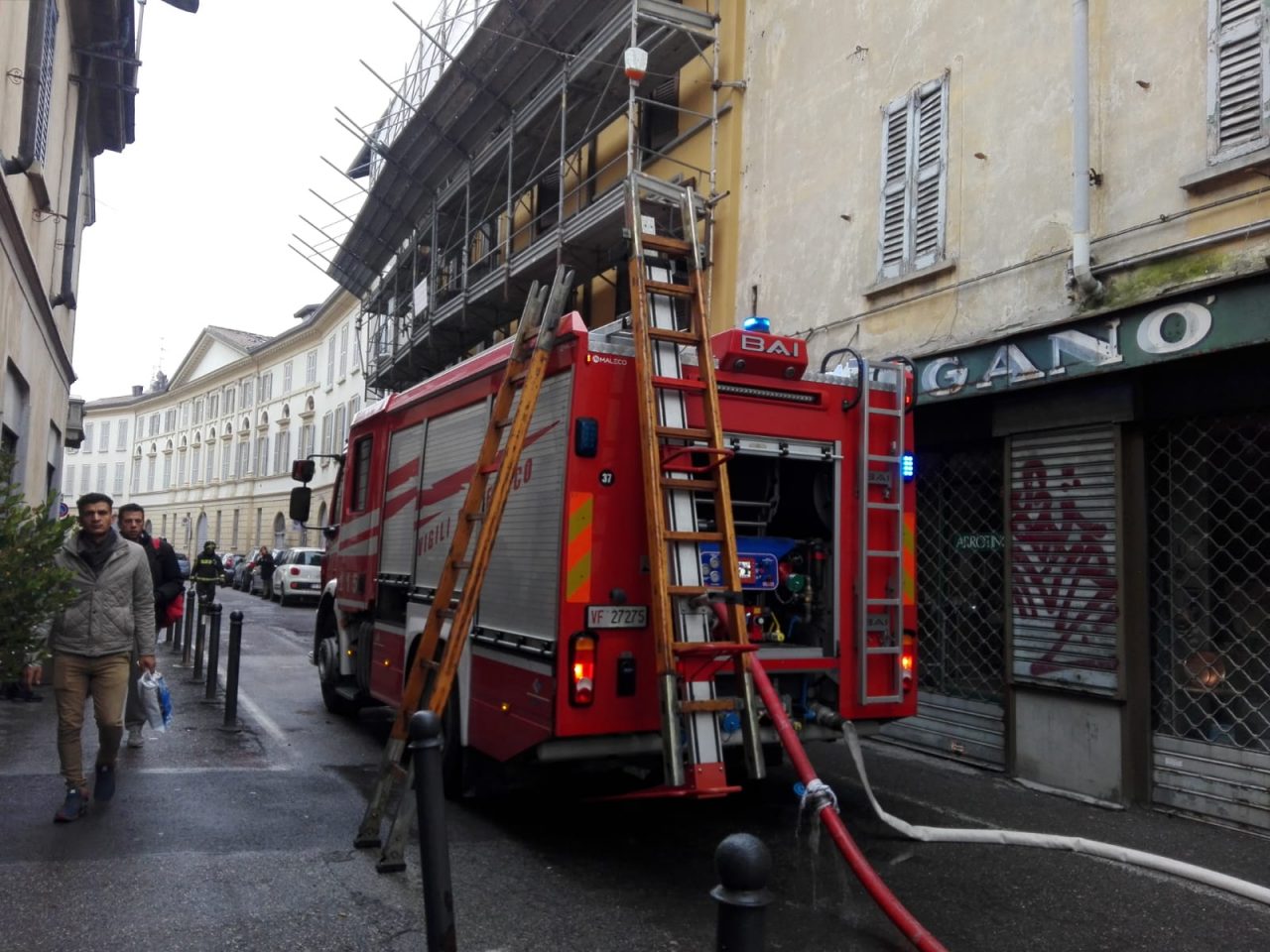 Incendio in via Zucchi, strada chiusa FOTO E VIDEO