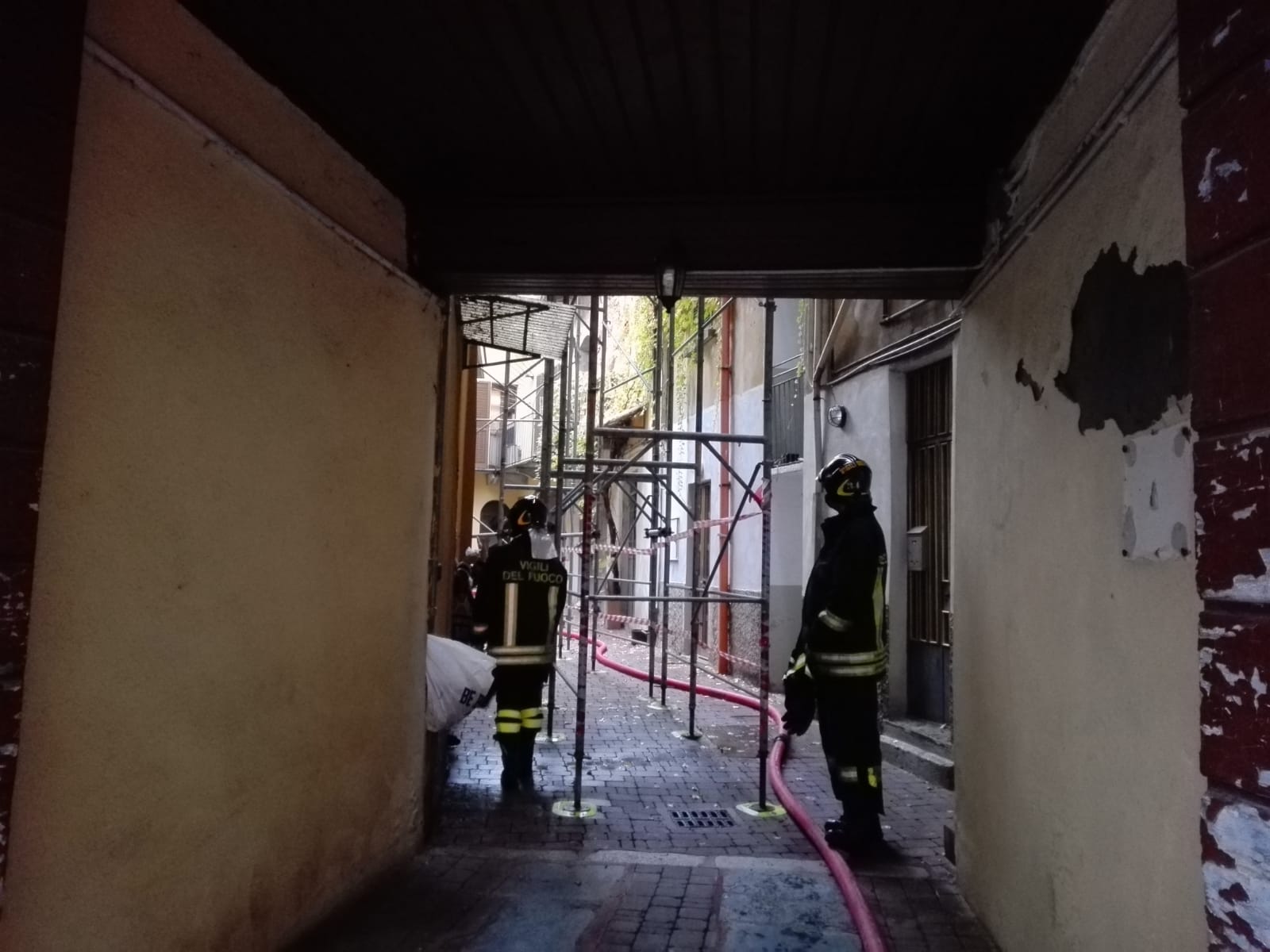 Incendio in via Zucchi, strada chiusa FOTO E VIDEO