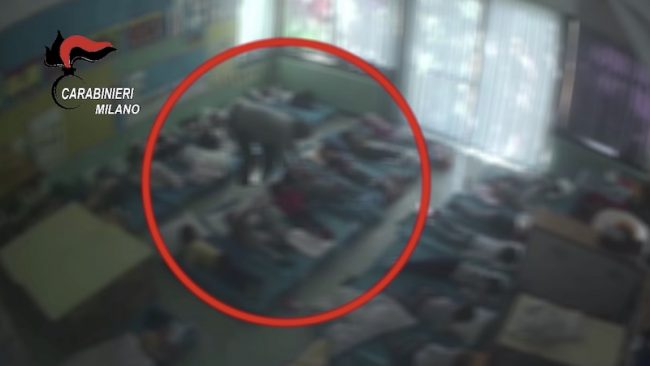 Arrestato maestro violento: picchiava i bambini dell’asilo, 42 gli episodi accertati VIDEO