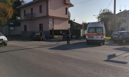 Auto contro scooter, paura in via Lario