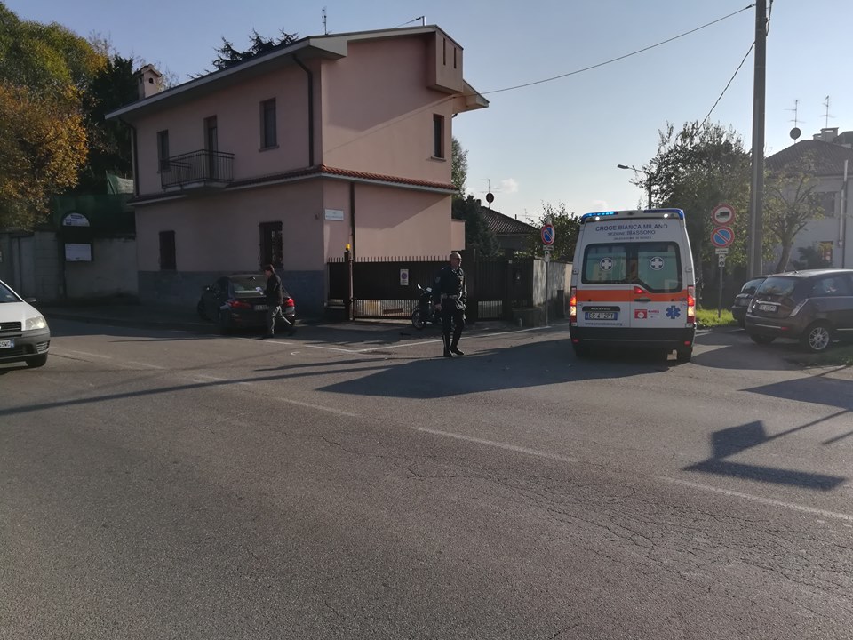 Auto contro scooter, paura in via Lario