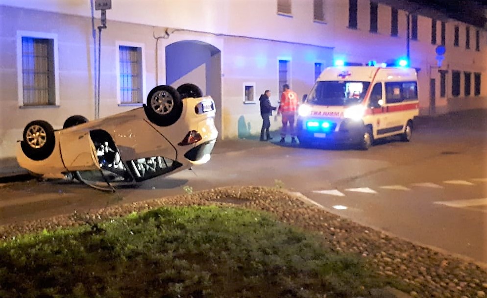 Incidente in via Borghetto, auto si ribalta