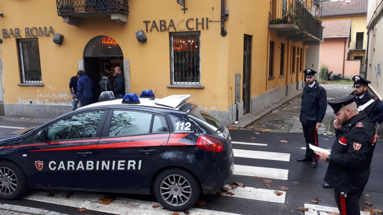 Rissa al bar, intervengono i carabinieri