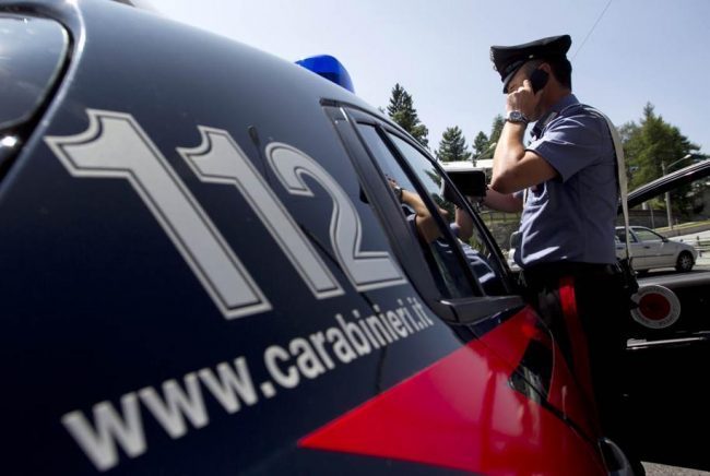 Non si ferma all’alt e tenta la fuga: in auto una pistola scacciacani