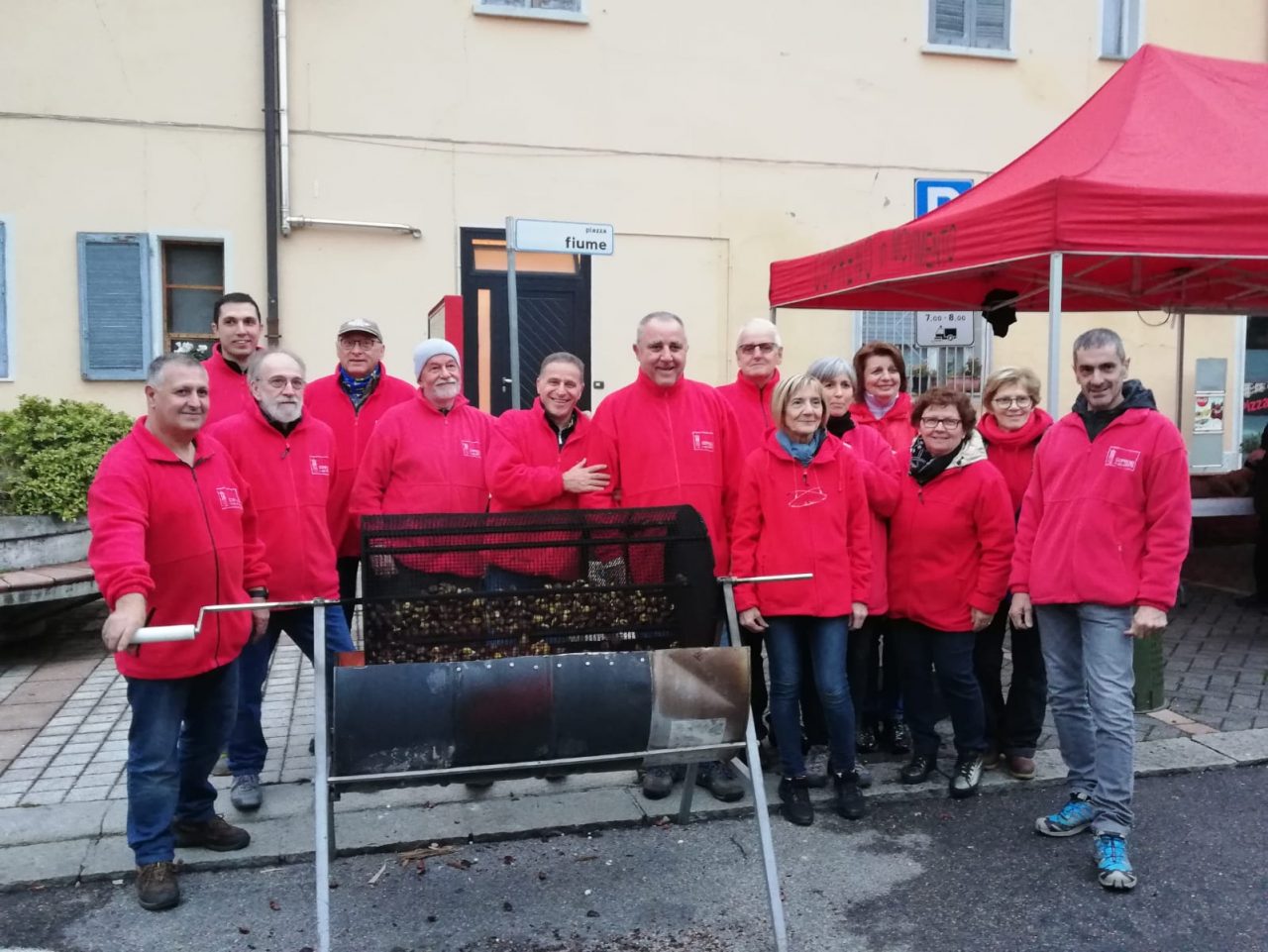Copreno in movimento vince il maltempo: distribuiti 80 chili di castagne