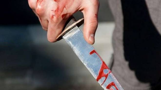 Si rifiuta di fare sesso e lui la accoltella, denunciato un 35enne