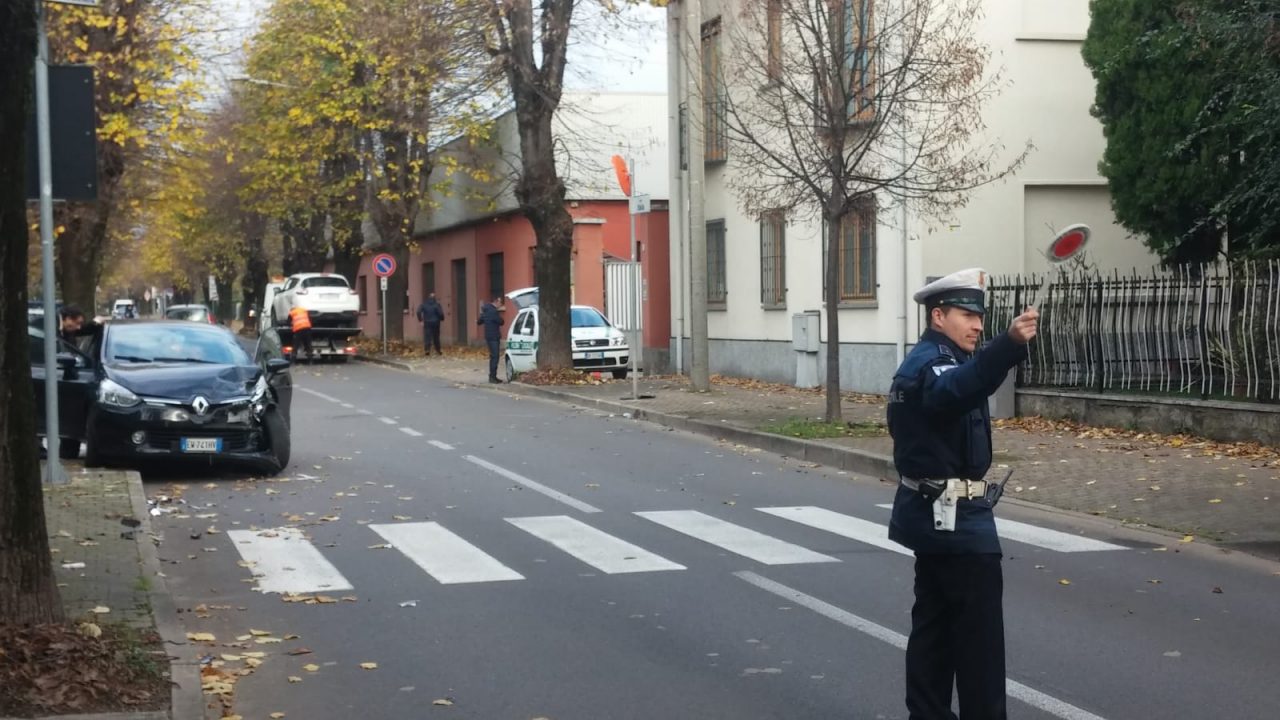 Scontro tra auto a Camnago, una donna finisce all’ospedale