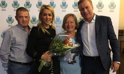 Fiori per dire "grazie" all'assessore