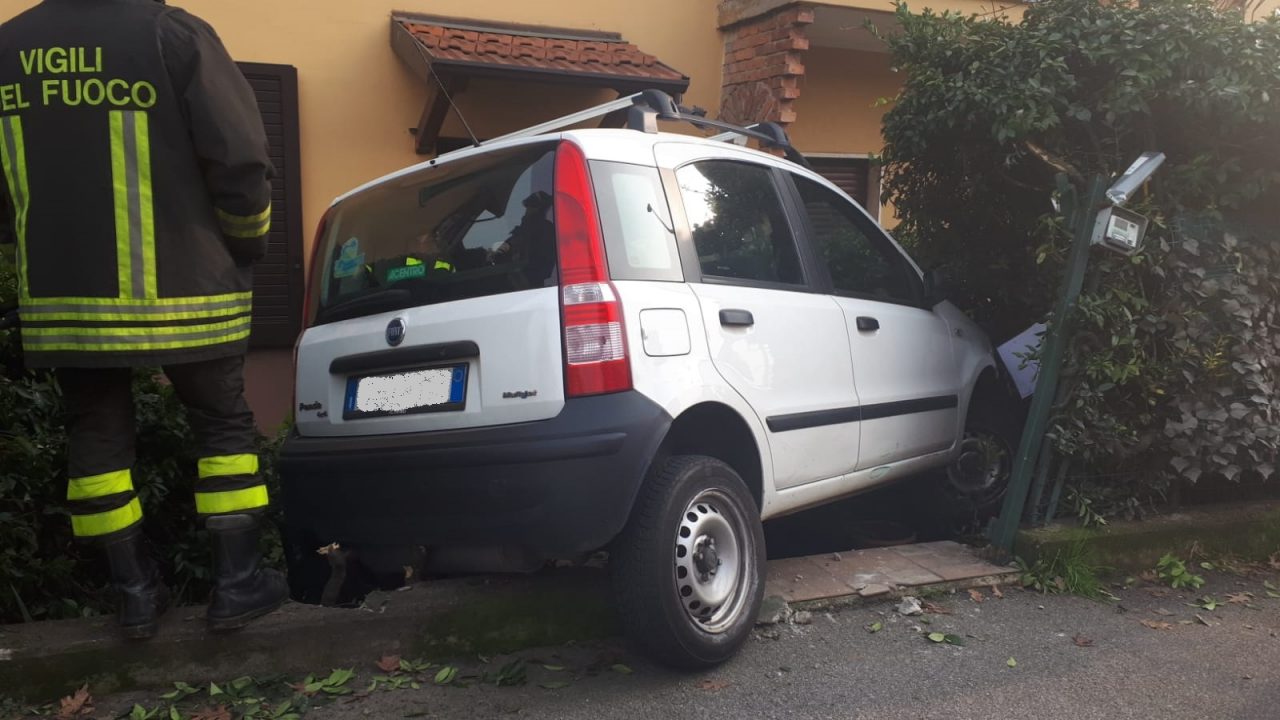 Auto sfonda il cancello di una casa lungo la Provinciale FOTO