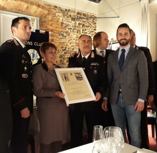 I Lions premiano il comandante dei carabinieri di Carate. Il premio “L’Uniforme amica” è stato consegnato lunedì al luogotenente Salvatore Vetrugno.