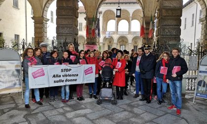 Marcia in rosso contro la violenza sulle donne