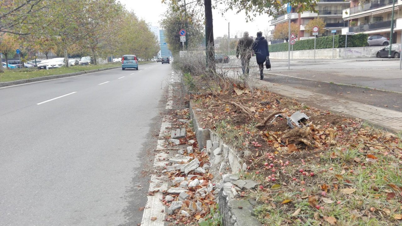 Tornano da un incontro di preghiera e si ribaltano in auto