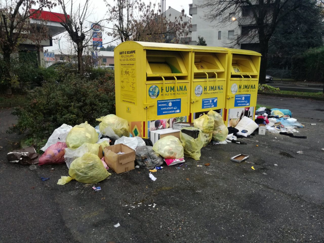 Mucchi di rifiuti nel parcheggio e proteste