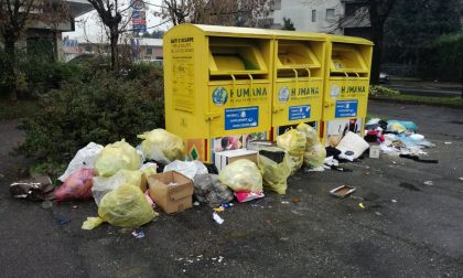 Mucchi di rifiuti nel parcheggio e proteste