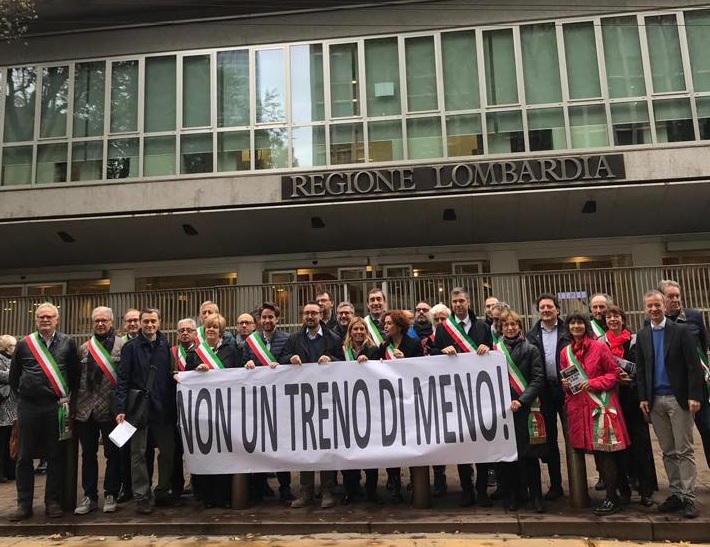 Treni, protesta del Pd davanti al Pirellone