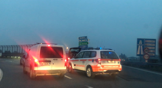 Carate, grave incidente sulla rotatoria della Statale 36