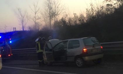 A fuoco il motore di un'auto in Milano-Meda