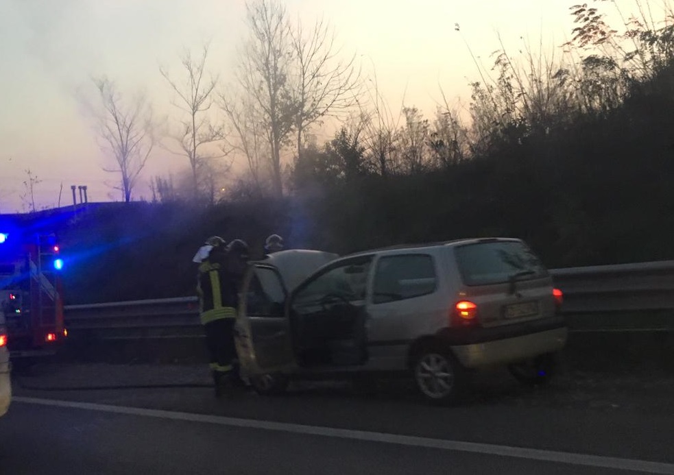 A fuoco il motore di un’auto in Milano-Meda