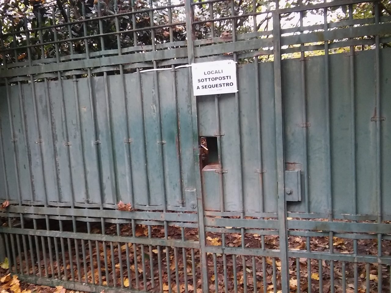 Trezzo trovati in una corte veicoli rubati, armi improprie e rifiuti FOTO