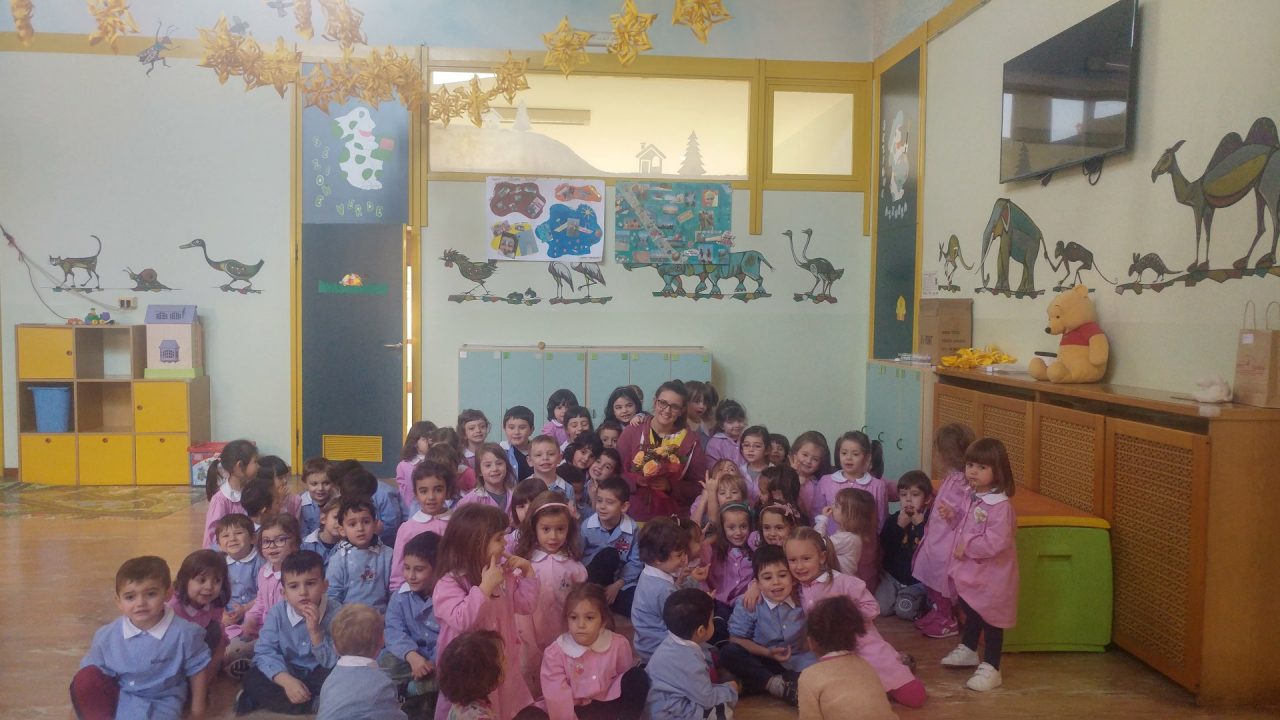 Giussano, i bambini dell’asilo  di Birone festeggiano la maestra