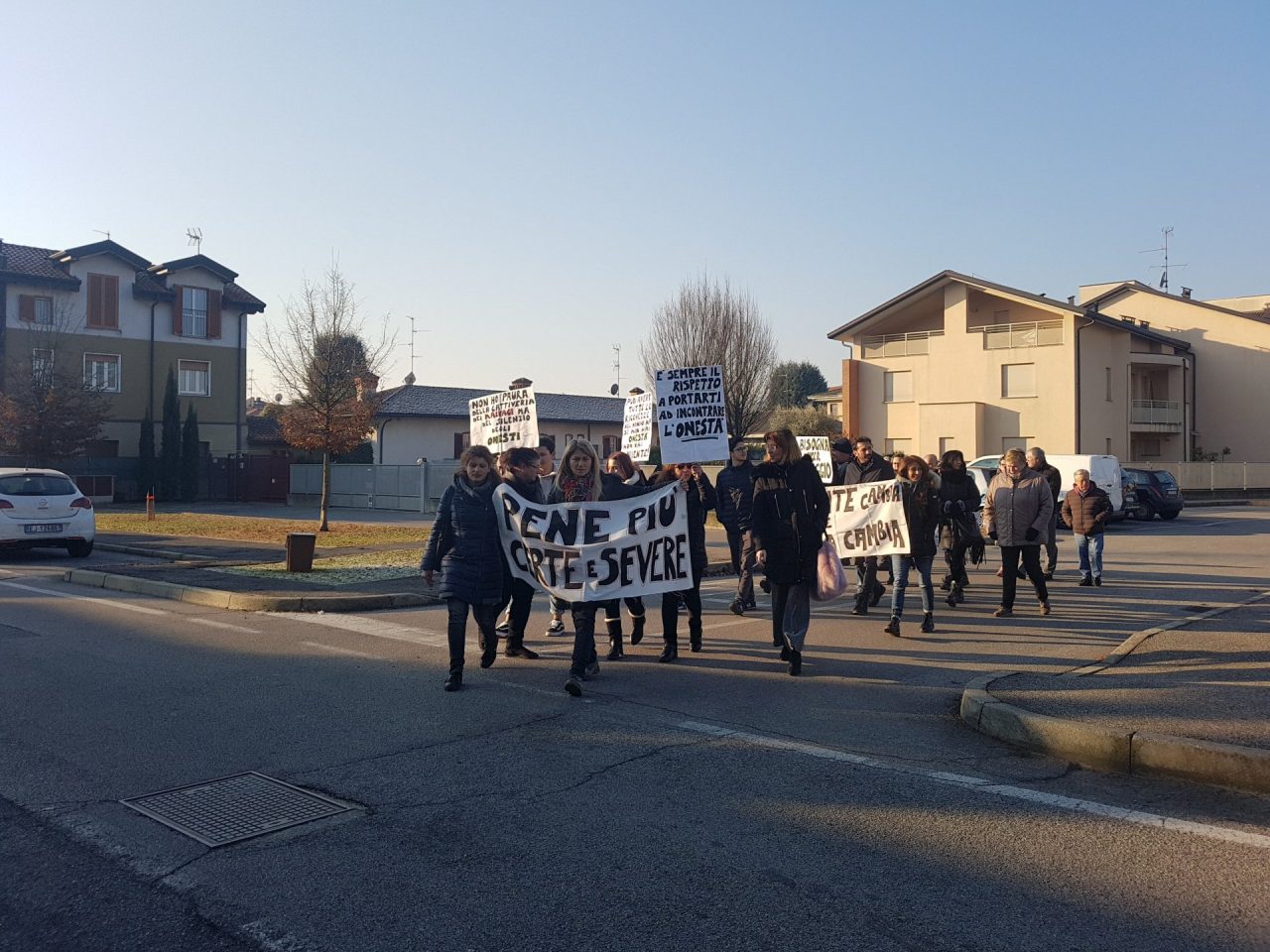 Giussano, manifestazione pubblica contro le truffe. FOTO e VIDEO