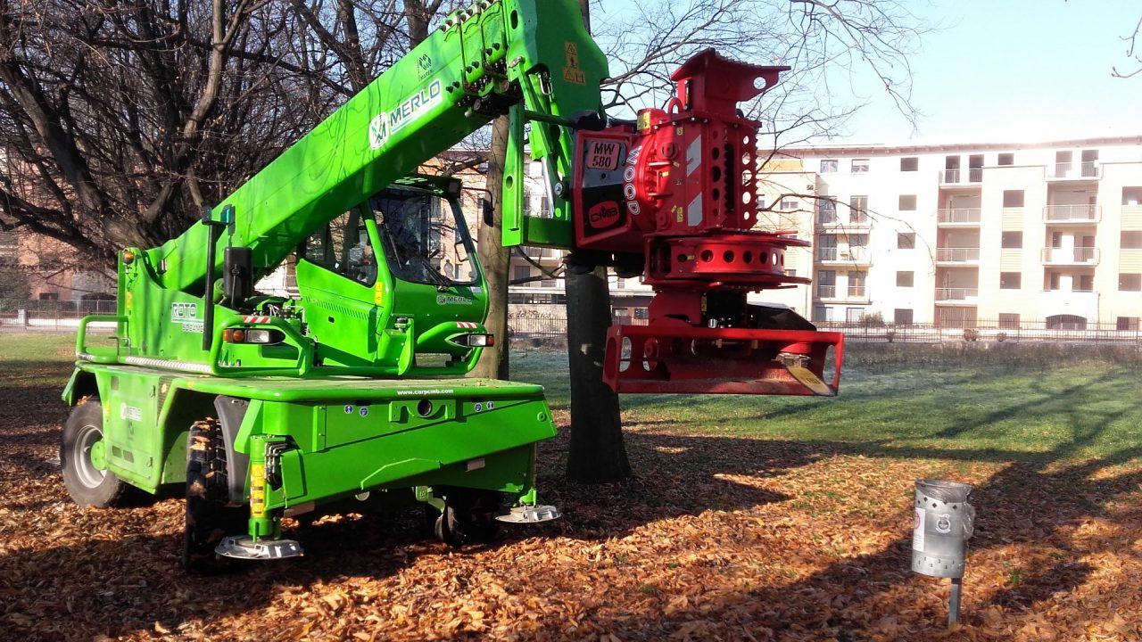 Partiti i tagli delle piante in villa Banfi a Carnate