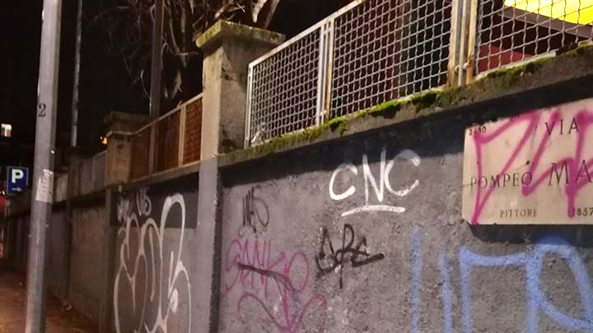 Attacca manifesto per gatto smarrito e becca multa da 450 euro FOTO