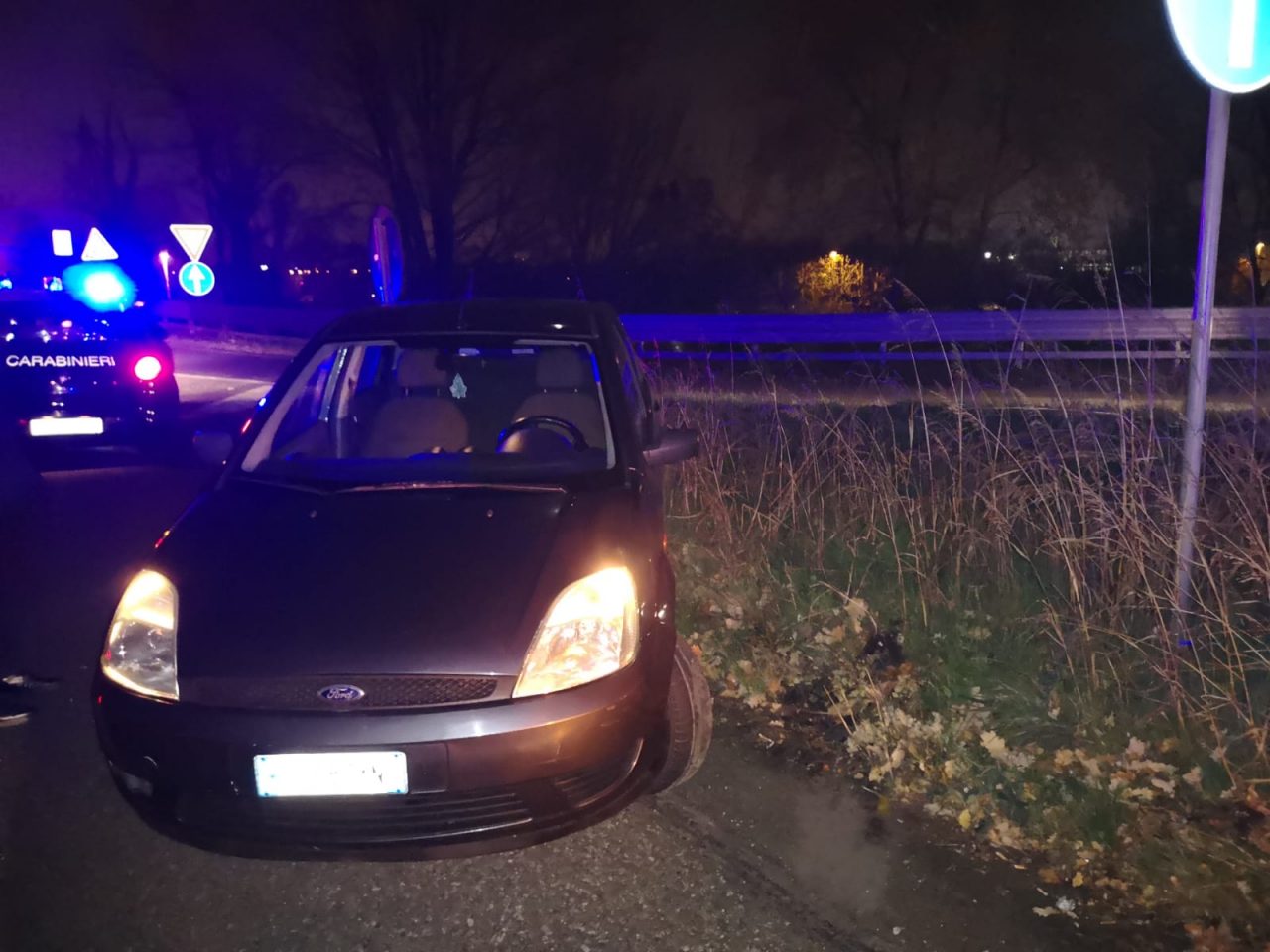 Si schiantano in auto sulla Milano-Meda per sfuggire ai Carabinieri