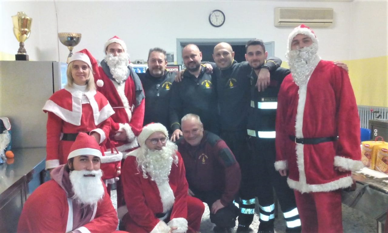 Auguri speciali dai Babbo Natale della Contrada San Pietro e Paolo FOTO