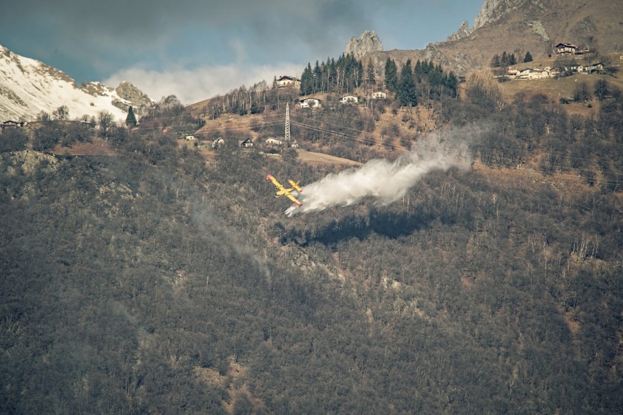 Incendio in Alto Lago: la devastazione delle fiamme dall’elicottero dei pompieri VIDEO