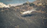 Incendio in Alto Lago: la devastazione delle fiamme dall'elicottero dei pompieri VIDEO