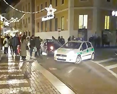 Richiedente asilo dà in escandescenze, paura in centro  VIDEO