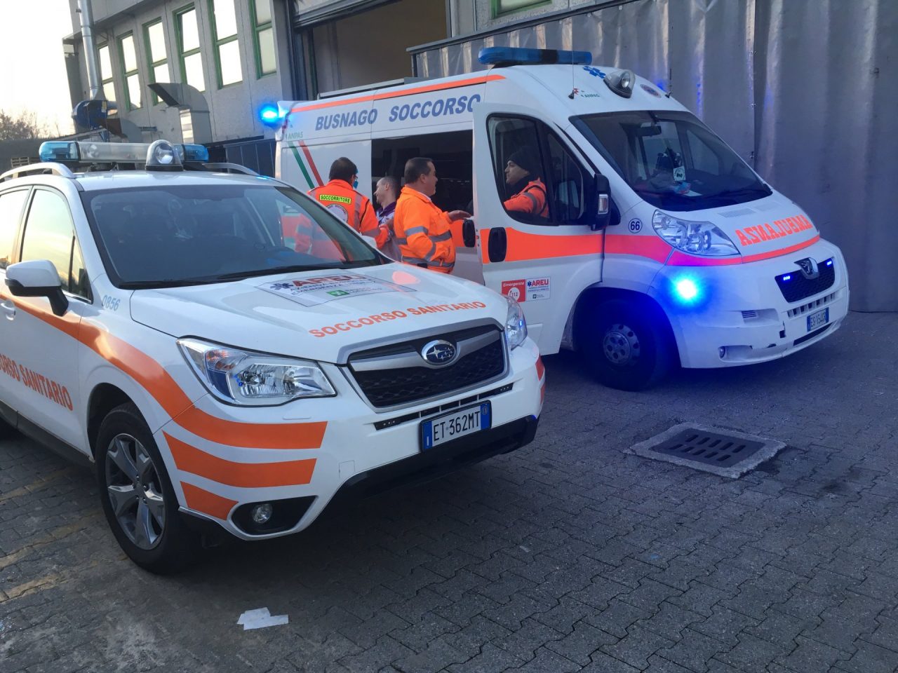 La mano destra finisce nella pressa, operaio operato d’urgenza